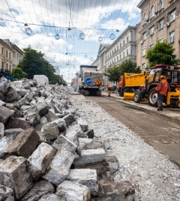 Бруківка не мінялося понад 70 років: у столиці триває капітальний ремонт вулиці Богдана Хмельницького