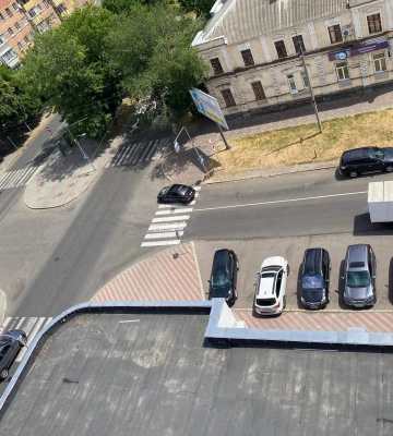 Черкаська депутатка просить облаштувати парковку на місці газону. Вона назвала це мрією