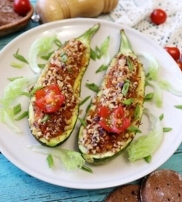 Сытный и полезный ужин: фаршированный кабачок с грецкими орехами и овощами - как приготовить