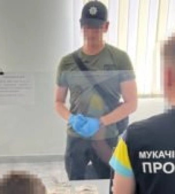 На Закарпатті затримали керівника автошколи та адміністраторку СЦ МВС в одержанні хабаря (ФОТО)