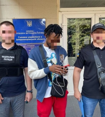 У Дніпрі затримано громадянина Нігерії, який нелегально проживав та скоював злочини в Україні