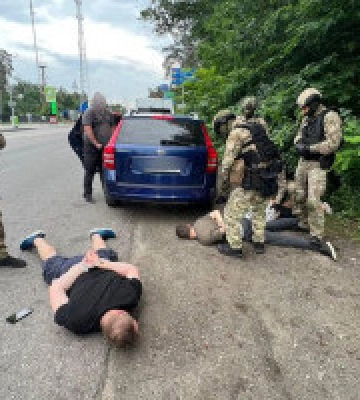 У Бучанському районі поліцейські затримали професійних торговців зброєю