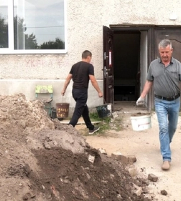 У  громаді на Волині батьки допомагають облаштувати шкільні укриття, щоб відновили очне навчання (фото, відео)