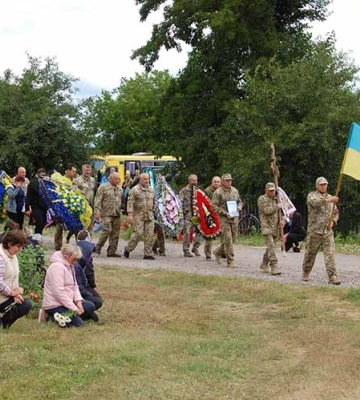 На Рівненщині провели в останню дорогу воїна, який загинув під час артобстрілу