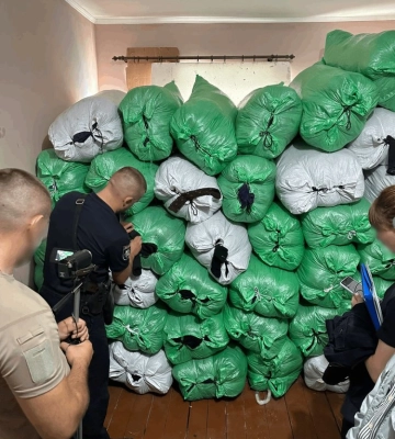 На Закарпатті поліція викрила підпільний цех з пошиття псевдобрендового одягу (ФОТО)