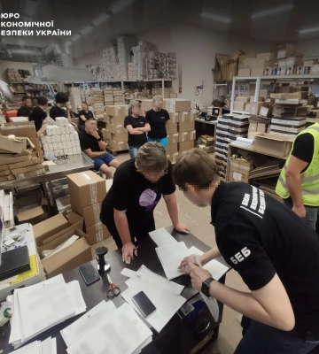 Українцям продавали підроблені парфуми під виглядом світових брендів