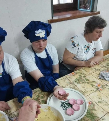 На Полтавщині люди з інвалідністю готують кекси для воїнів ЗСУ
