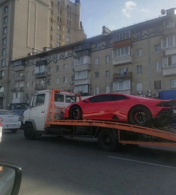В Киеве эвакуатор забрал элитный суперкар Lamborghini за $250 000 
