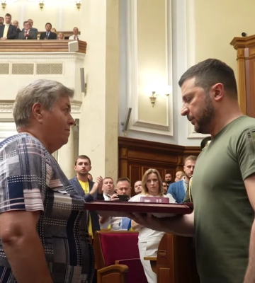 Президент вручив мамі полеглого воїна з Сарн орден «Золота Зірка»