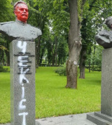 У Києві в парку облили фарбою бюсти радянських партизанів 