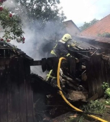 Рятувальники гасили пожежу в місті Тячів