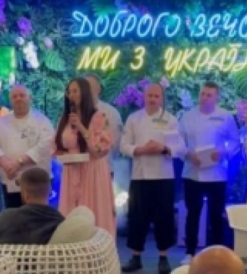 За яку рекордну суму на гастровечорі в Луцьку купили прапор з підписом Залужного. ФОТО