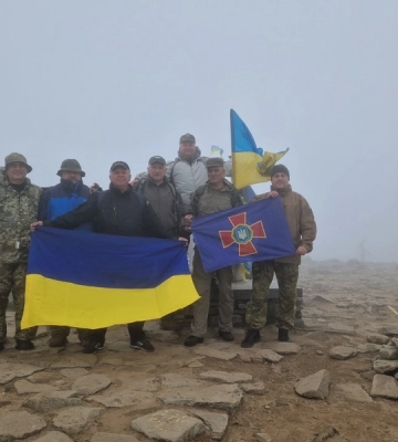 Прапор Нацгвардії на найвищій вершині України