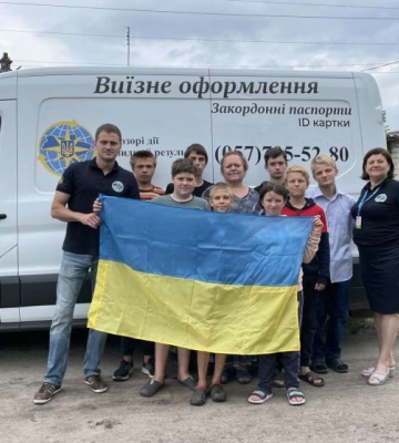 Мобільна бригада ДМС на Харківщині оформила вихованцям дитбудинку сімейного типу закордонні паспорти