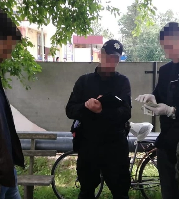 На Полтавщині затримали чиновника, який вимагав 2 тис. доларів за надання дозволу на розташування павільйону