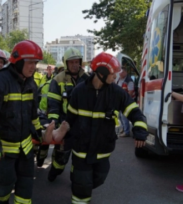 У Києві із пошкодженого внаслідок вибуху будинку врятували 20 людей