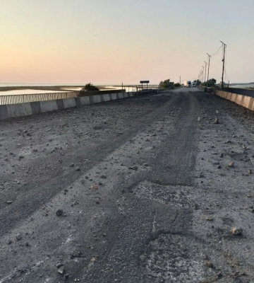 По Чонгарському мосту на адмінкордоні з Кримом завдано ракетного удару. Рух зупинено