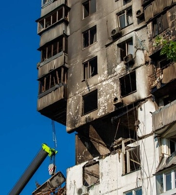 В Киеве из-под завалов достали тело третьего погибшего