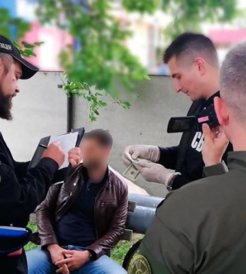 На Полтавщині затримали посадовця, який вимагав дві тисячі доларів хабаря