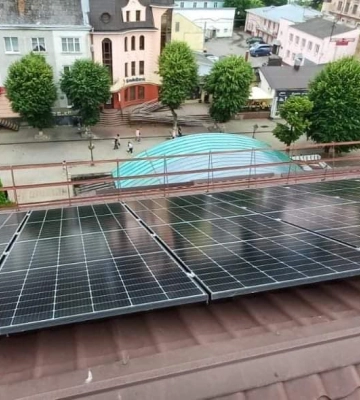 На Луцькому ЦНАПі встановлюють сонячні панелі