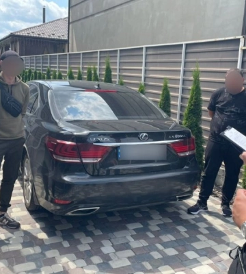Вимагали 20 тисяч доларів: на Київщині за хабарництво затримали голову сільради та двох посадовців