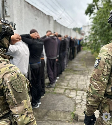 Хмельницькі правоохоронці викрили групу в`язнів-шахраїв, які ошукували людей під приводом продажу неіснуючих товарів