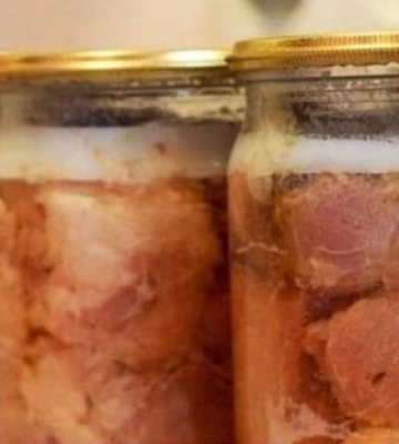Рівнянка з`їла м`ясну консерву і з ботулізмом тепер у лікарні