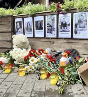 У Краматорську облаштували місце пам'яті біля ресторану, куди влучила ракета РФ