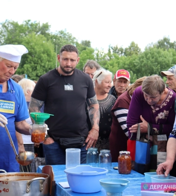Американський мільярдер на Харківщині годував місцевих жителів у їдальні