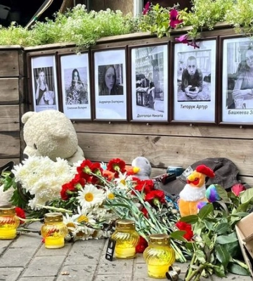 У Краматорську облаштували місце пам'яті біля ресторану, куди влучила ракета РФ