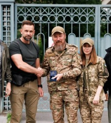 Віктор Микита вручив  нагрудний знак «За розвиток Закарпаття» командиру підрозділу «Птахи Мадяра» Роберту Бровді