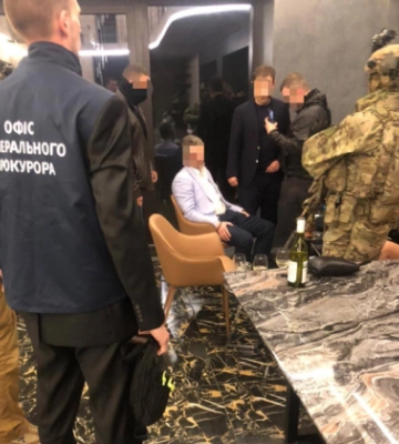 В Киеве разоблачили народного депутата, который за $50 000 обещал «отмазать» иностранца от экстрадиции, видео