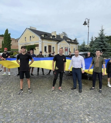 Волинь зустріла учасників ультрамарафону, які несуть український прапор у Литву