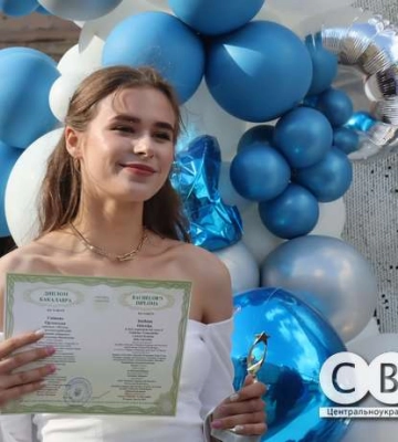 У Кропивницькому випускникам ЦДУ вручили дипломи з відзнакою (фоторепортаж)
