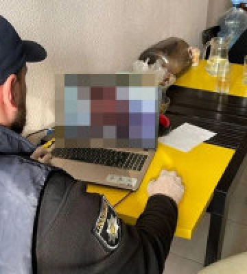 У Києві судитимуть чоловіка, який розбещував дітей та продавав порнографію за кордон (відео)