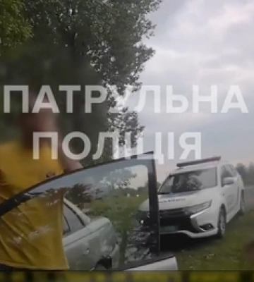На трасі Ковель-Ягодин водій протаранив огорожу, а потім втікав від патрульних (відео)
