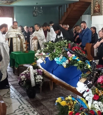 На Закарпатті провела в останню дорогу полеглого у війні Михайла Шукаля