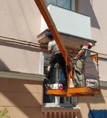 На проспекті Волі в Луцьку почали ремонтувати балкони 