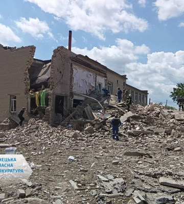 Российские захватчики ударили по школе в Покровском районе, погибли люди