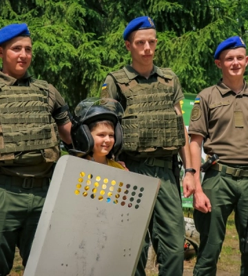 Нацгвардійці показали майстер-класи для дітей та дорослих, що виїхали з Маріуполя
