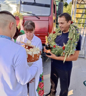 На Волині почали жнива, перший врожай відсвяткували короваєм