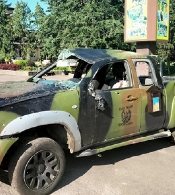 Знищене ворожими обстрілами: в центрі Рожища поставили авто з передової 