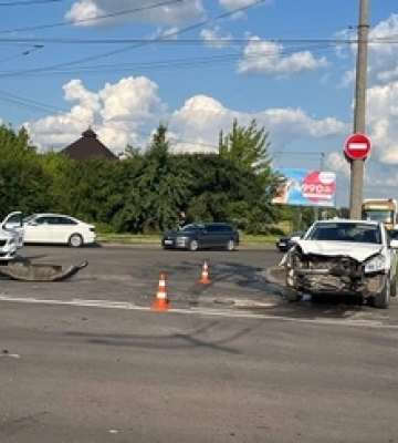 На виїзді з Луцька – серйозна ДТП: зіткнулися дві автівки 