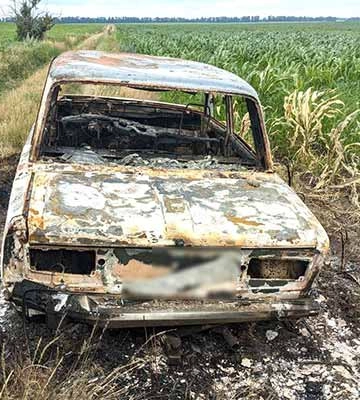 На Полтавщині згорів автомобіль, всередині виявили тіло водія (ФОТО)