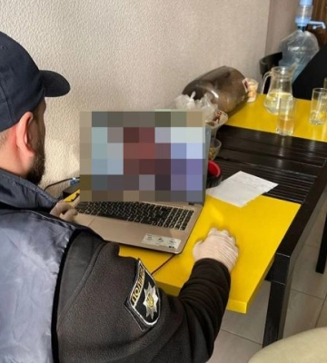 Стежив за школярками, вимагав порнографічні фото, погрожував вбивством: у Києві викрили педофіла