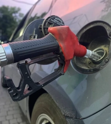 Підвищення цін на паливо: у Дніпрі ажіотаж на АЗС