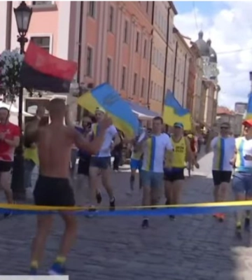 Львів'янин пробіг задом наперед 45 кілометрів, щоб зібрати кошти для ЗСУ