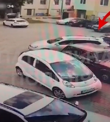 Їхали заднім ходом: у Луцьку в дворі багатоповерхівки не розминулися Volkswagen та Citroen (відео)