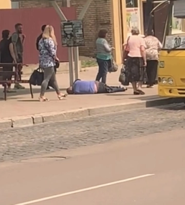 У Луцьку водій маршрутки викинув п&#039;янючого пасажира з автобуса (відео)