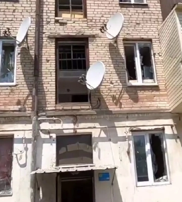 Росіяни обстріляли житловий будинок в Херсоні. Є постраждалі